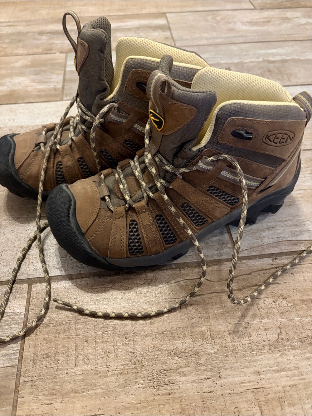 KEEN Brown Lace-Up Hiking Boots